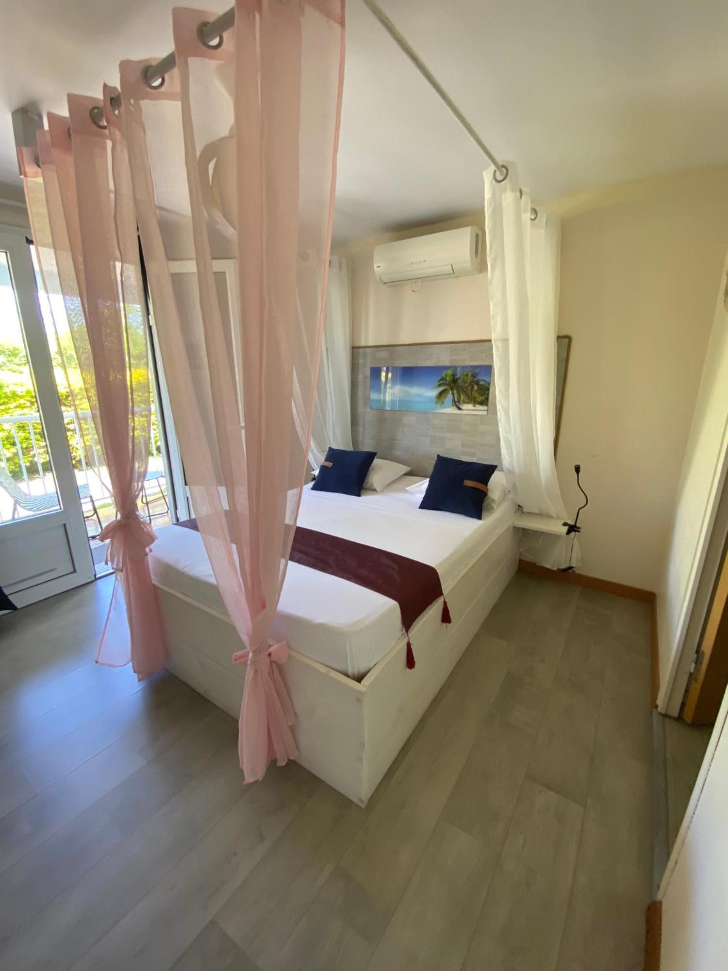 Hotel Le Soleil Couchant Сен-Пиер Екстериор снимка